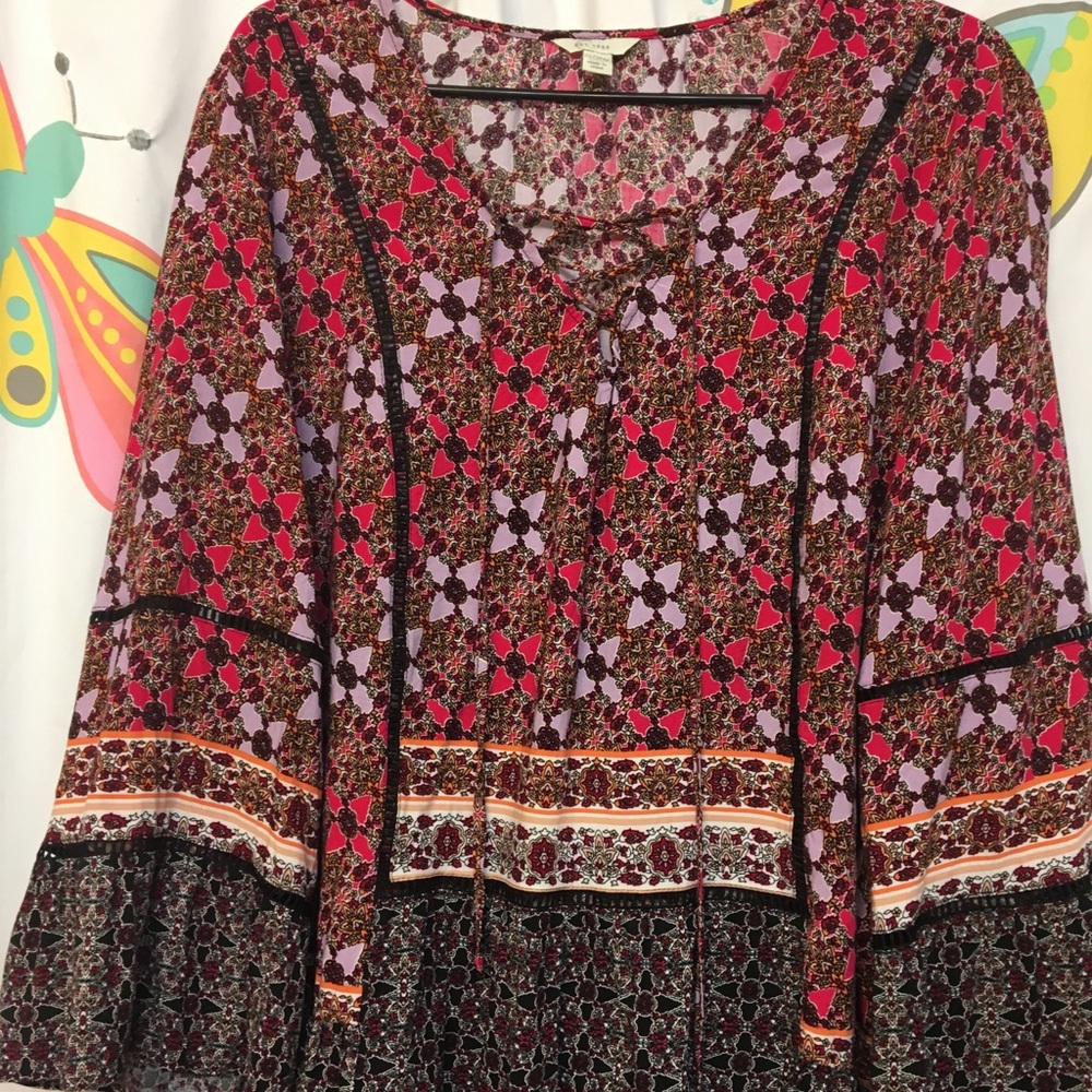 Very cute, stylish shirt w/ flared sleeves/bottom